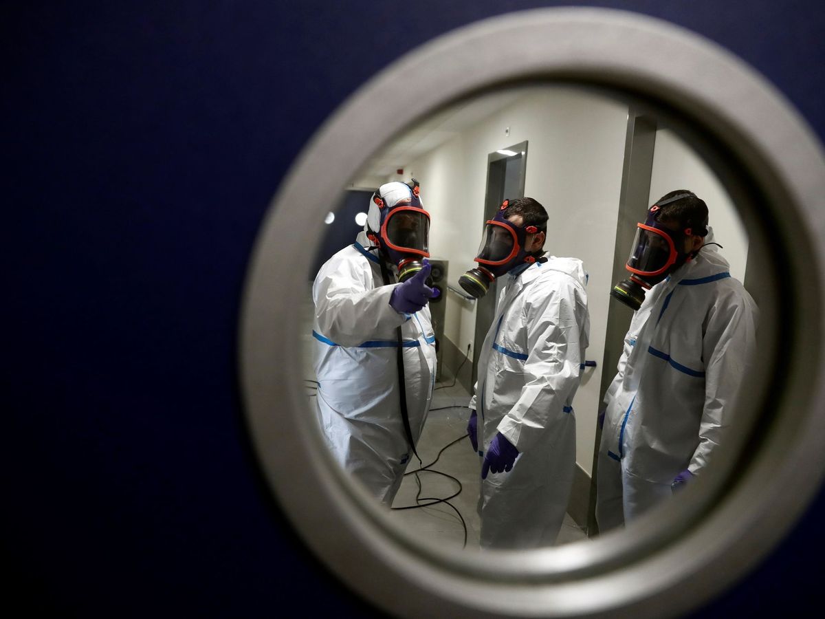 Foto: Operarios trabajan en la desinfección con ozono de una residencia de mayores de Madrid. (EFE)