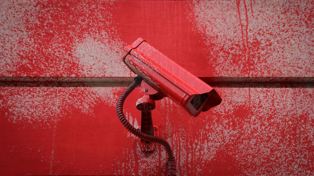 Foto: Pintura roja cubre una cámara de seguridad en Nueva York. (Reuters/Andrew Kelly)