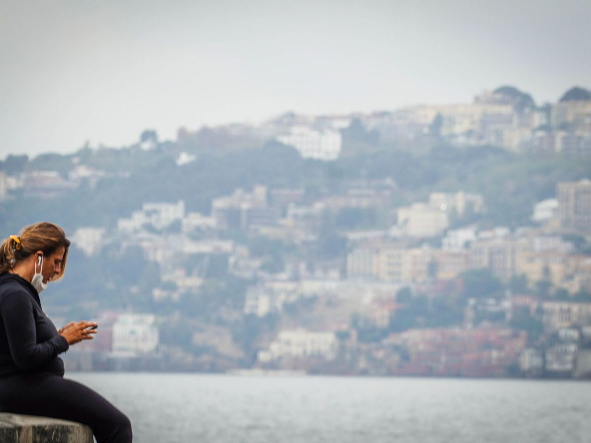 Foto: Una mujer mira su teléfono móvil en Nápoles, en el sur de Italia. (EFE)