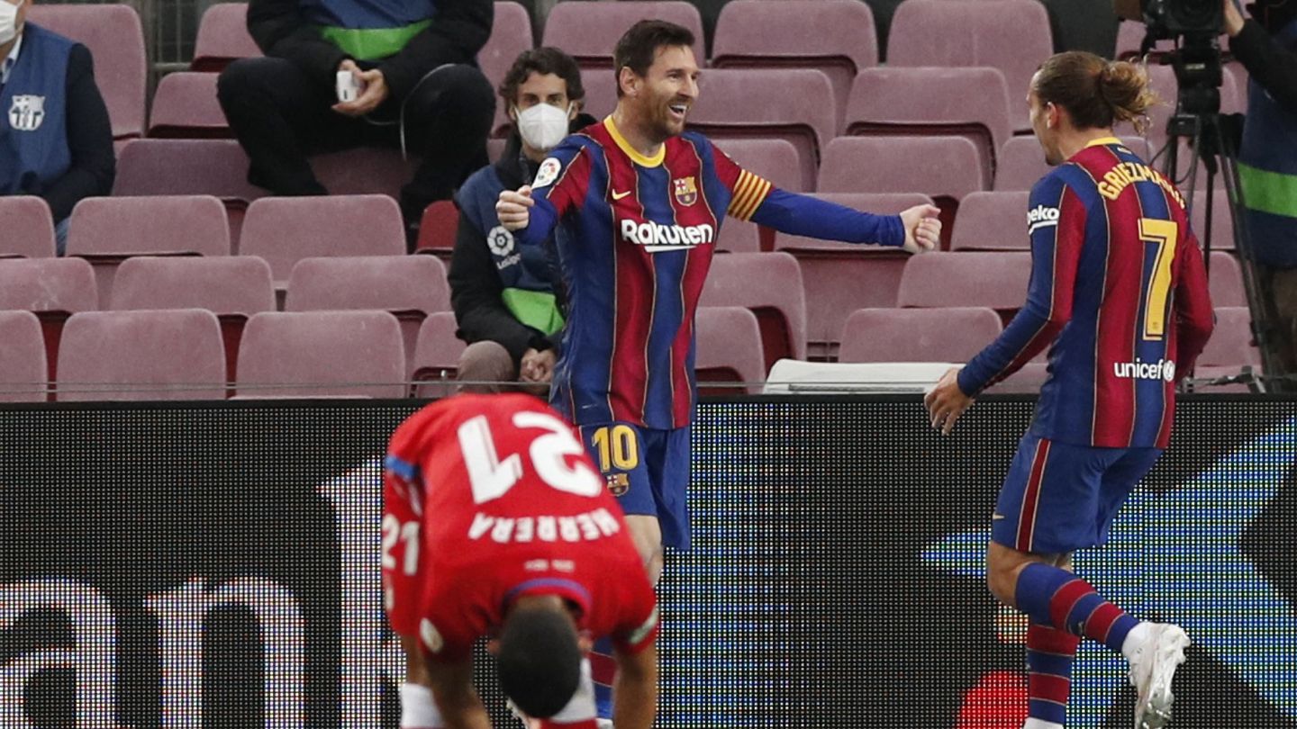 Messi y Griezmann se abrazan tras el 1-0. (Reuters)
