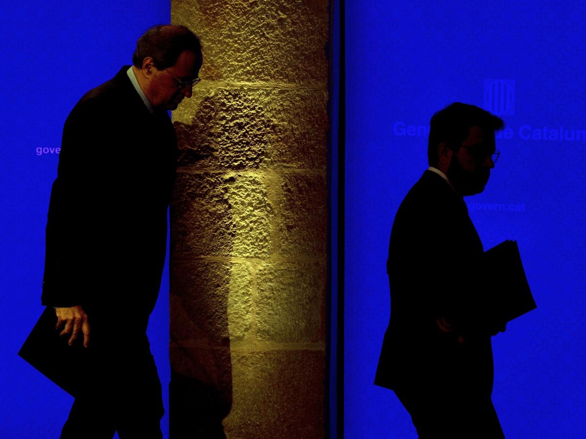 Foto: El presidente de la Generalitat, Quim Torra (i), junto con su vicepresidente, Pere Aragonès, tras la rueda de prensa. (EFE)