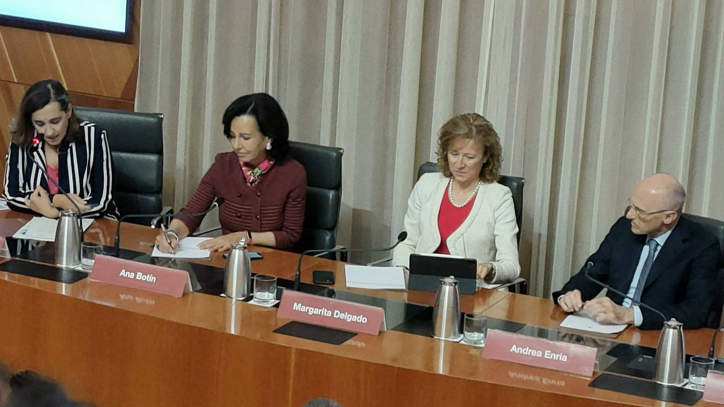 Ana Botín (2i), presidenta de Santander, Margarita Delgado (2d), subgobernadora del Banco de España, y Andrea Enria (d), presidente del supervisor europeo MUS. (EC)