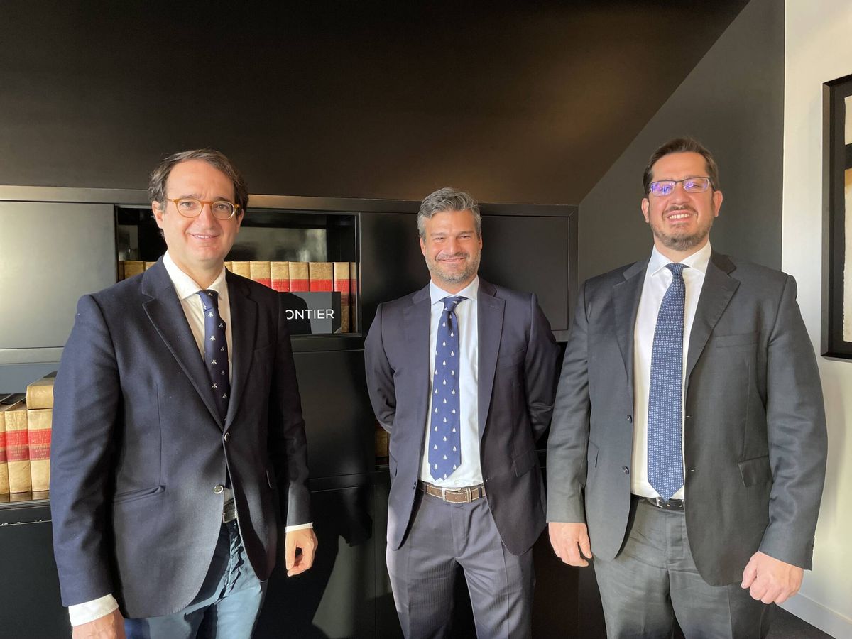 Foto: De izquierda a derecha: Pedro Rodero, socio director de Ontier España, y los nuevos socios de la firma, Jaime Peiró y Francisco Javier Loriente.  