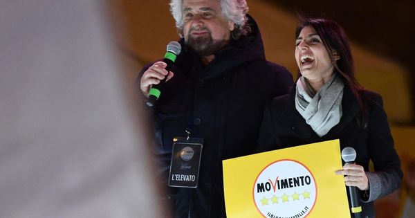 Foto: La alcaldesa de Roma, Virginia Raggi, y el cómico y político Beppe Grillo participan en el acto de clausura de la campaña electoral del partido M5S en Roma. (EFE)