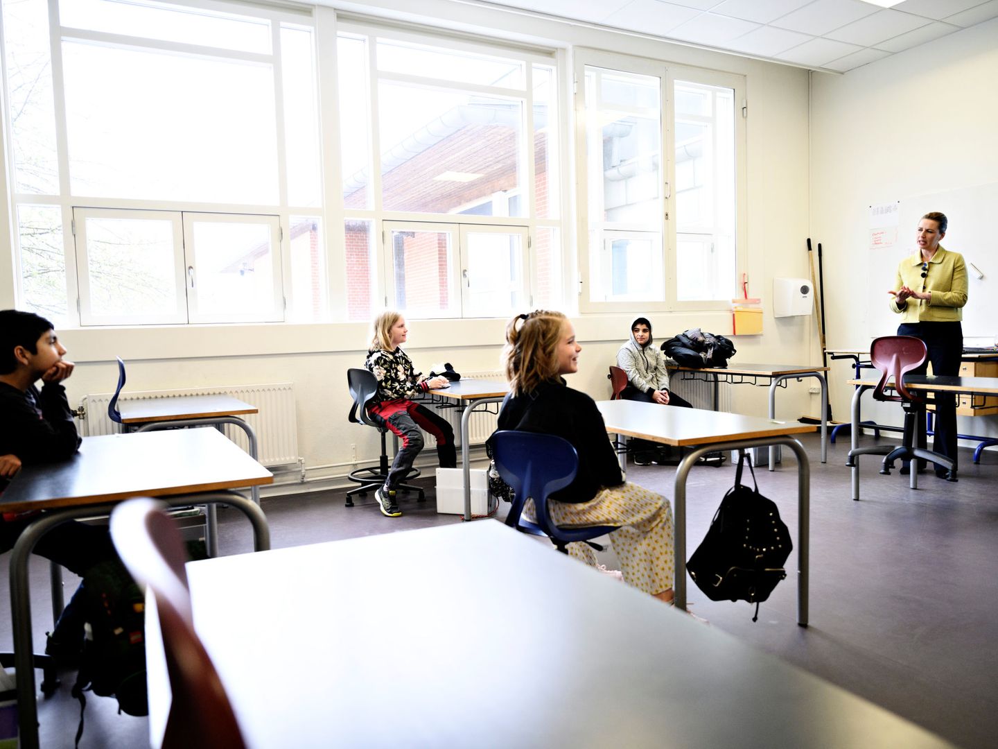 Una clase de un colegio en Dinamarca, con los niños manteniendo la distancia. (Reuters)