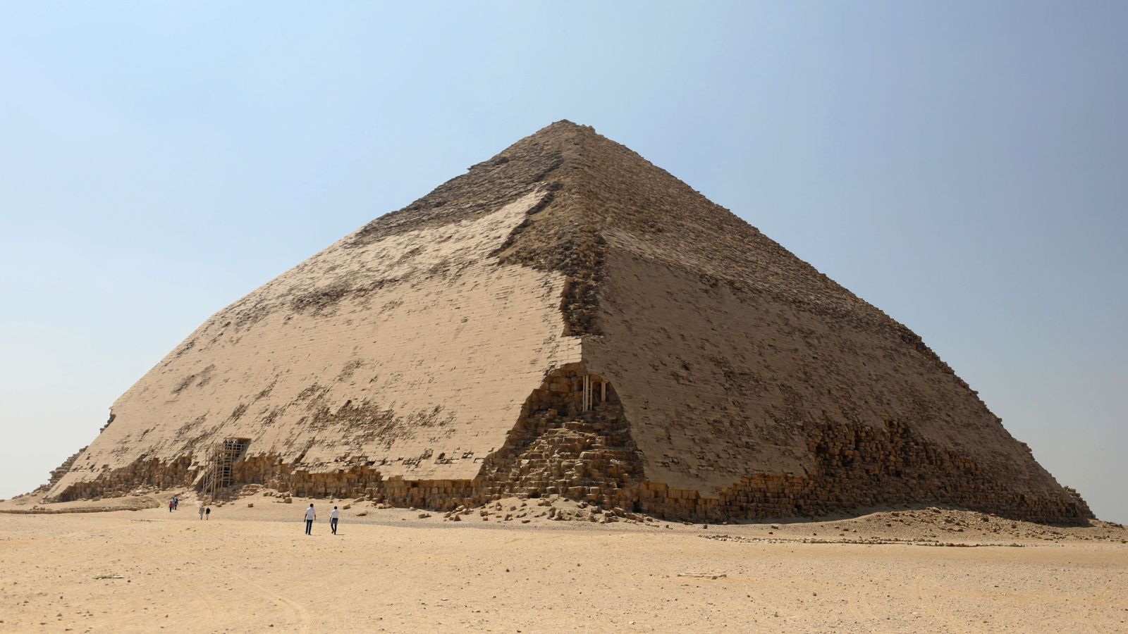 Foto: La Pirámide Acodada ya puede ser visitada después de medio siglo cerrada. (Reuters)