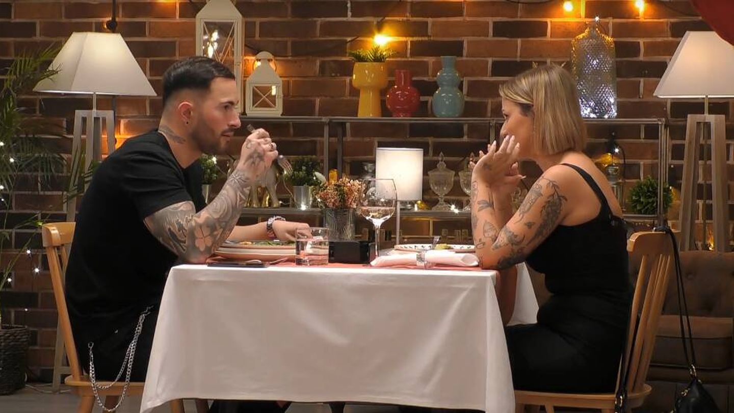 Santi y Andrea se conocen en el restaurante de 'First Dates'. (Mediaset)
