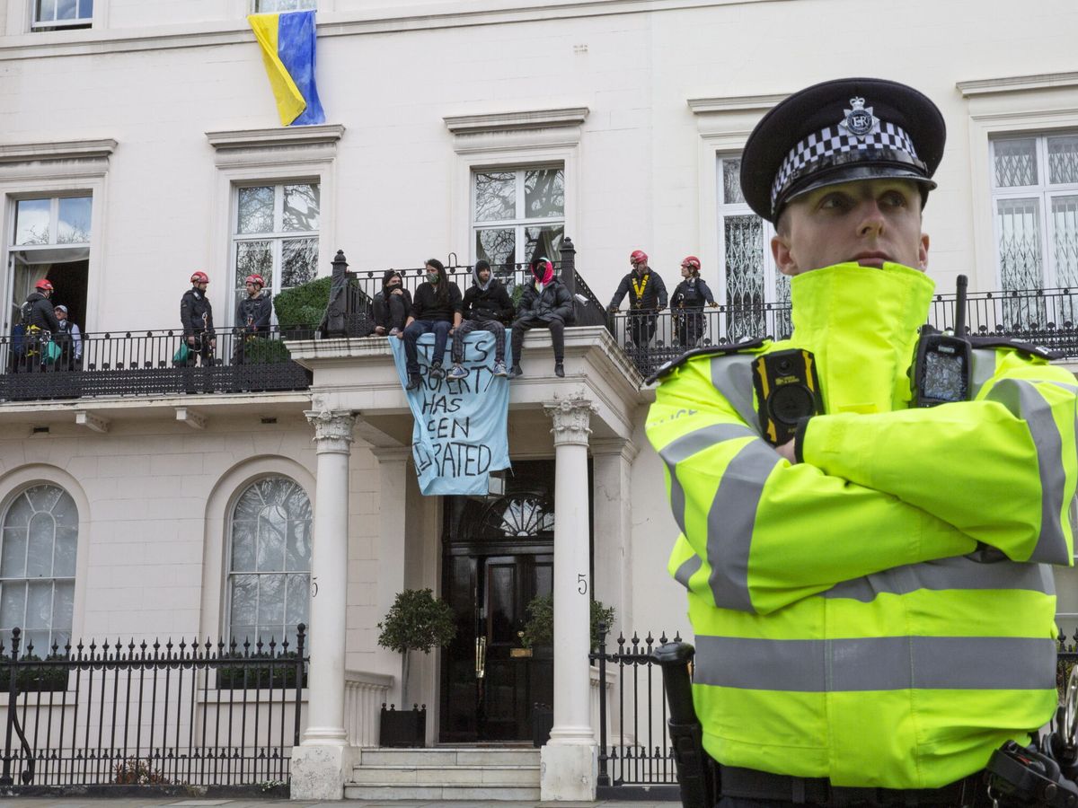 Foto: Un agente de policía, frente a la mansión okupada del 5 de Belgrave Square. (EFE/Joshua Bratt)