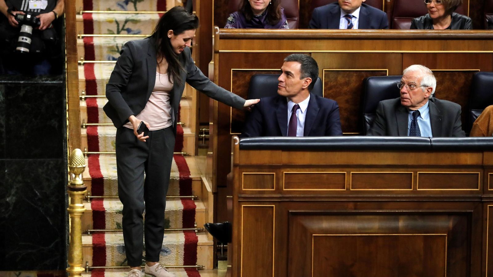 Foto: La portavoz de Unidos Podemos, Irene Montero, conversa con el presidente del Gobierno, Pedro Sánchez durante el debate de totalidad de los presupuestos. (EFE)