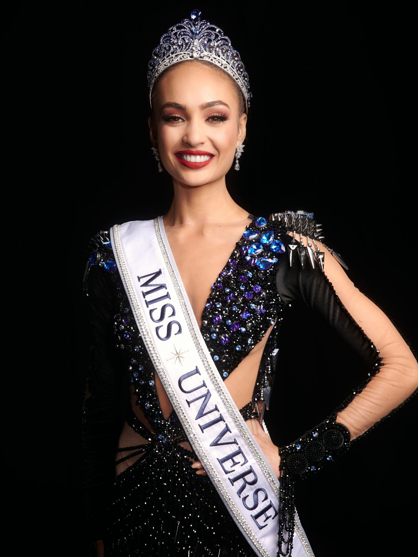 R'Bonney Gabriel posa tras ser coronada Miss Universo 2022. (EFE/Benjamin Askinas/Miss Universo)