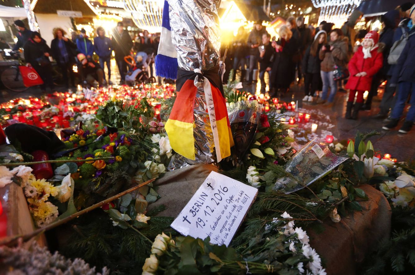 Flores y velas en la escena del ataque contra un mercadillo navideño, en la plaza Breitscheid de Berlín (Reuters).