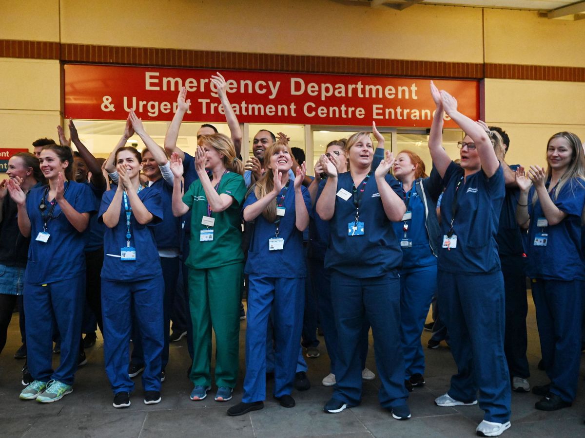 Foto: Médicos, en un hospital de Londres. (Reuters)