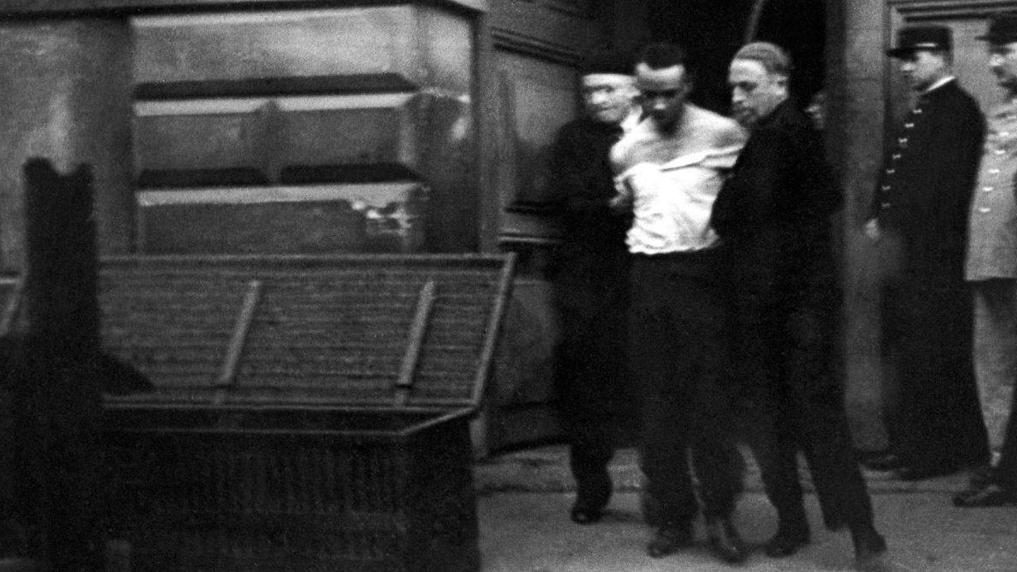 Momento en el que conducen a Weidmann a la guillotina en junio de 1939 en París.