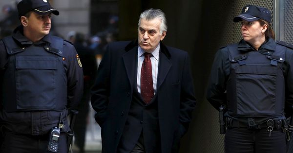 Foto: El ex tesorero del Partido Popular, Luis Bárcenas, a la salida de los juzgados de Madrid (REUTERS)