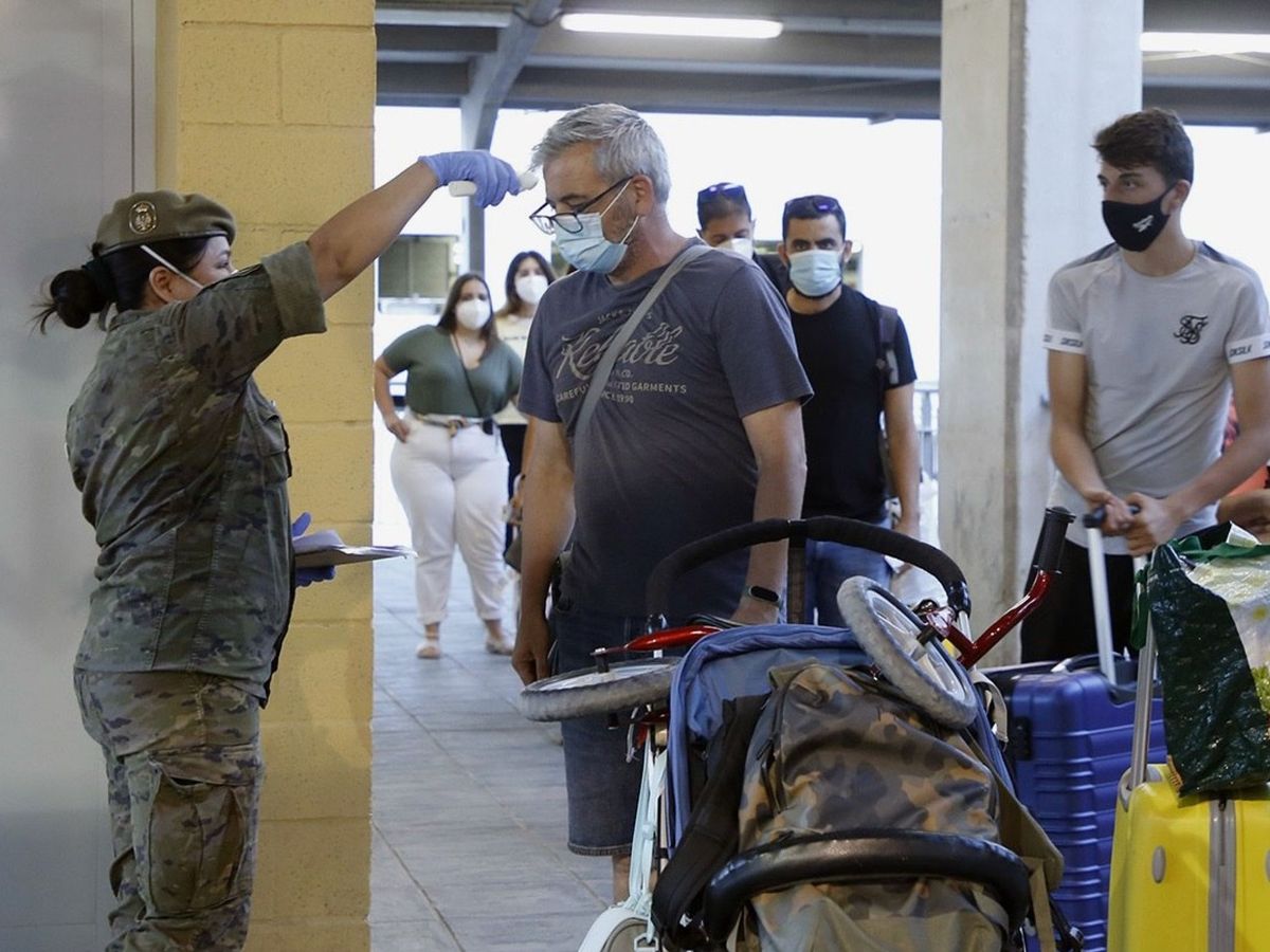Foto: Una enfermera del Ejército toma la temperatura a los pasajeros del barco procedente de Málaga. (EFE)