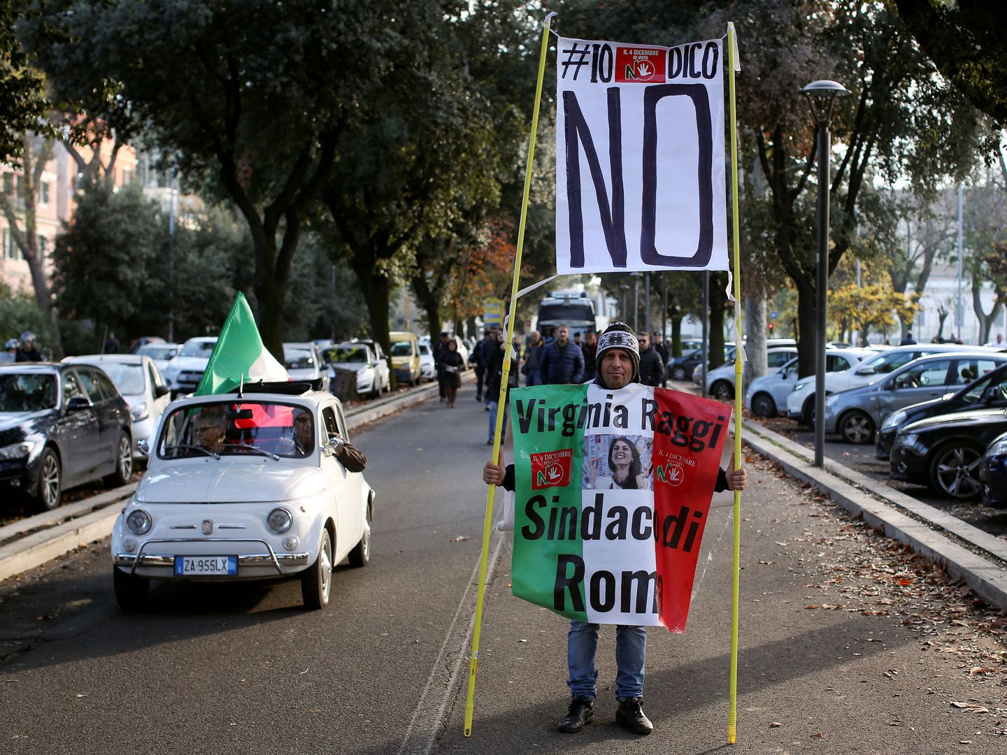 Un hombre se manifiesta contra la reforma constitucional en Roma, el 26 de noviembre de 2016 (Reuters).