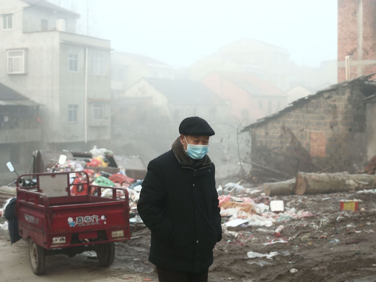 Foto: Un hombre en Jianli (provincia de Hubei) (EFE)