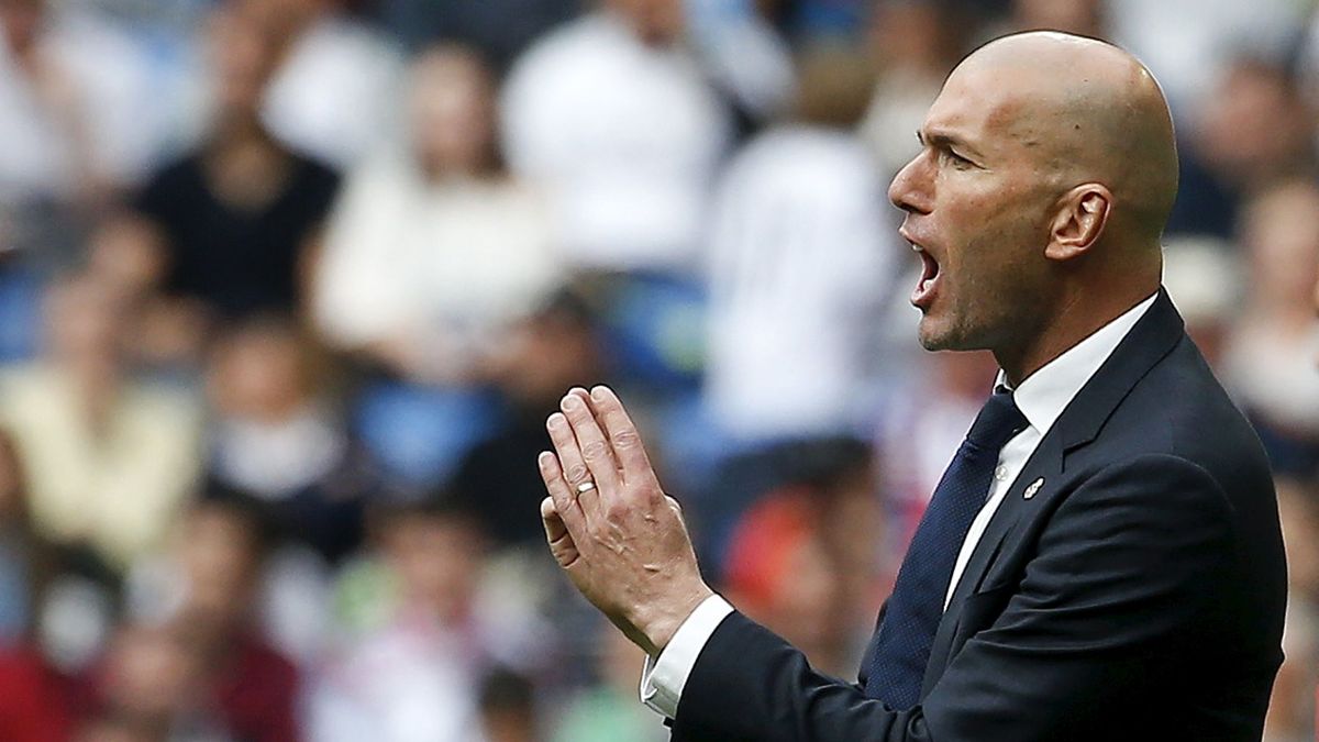 Zidane, con diez de sus "cabrones" de Wolfsburgo... y Carvajal