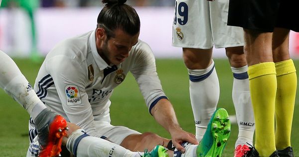 Foto: En la imagen, Gareth Bale tras caer lesionado por última vez. (Reuters)