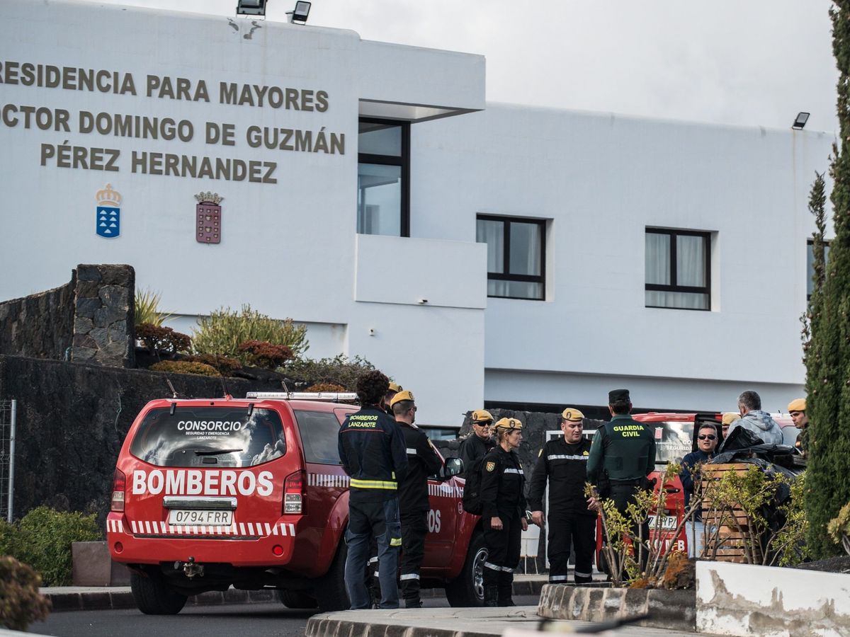 Foto: La UME desinfecta este 23 de marzo la residencia de mayores del Cabildo de Lanzarote en Las Cabreras, Teguise. (EFE)