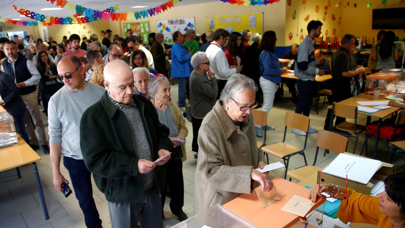 Foto: Un colegio electoral en Madrid. (Reuters)