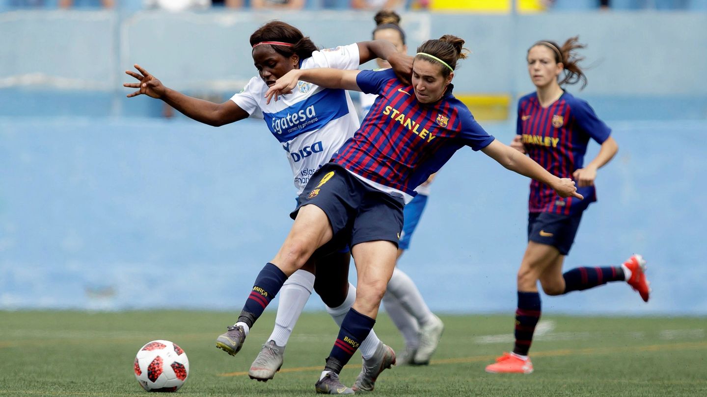 Mariona Caldenety (FC Barcelona) pugna por el balón con la jugadora del Granadilla Tenerife Egatesa, Raissa Feudjio. (EFE)
