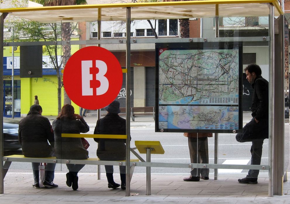 Foto: Ciudadanos esperan un autobús en Barcelona (EP)