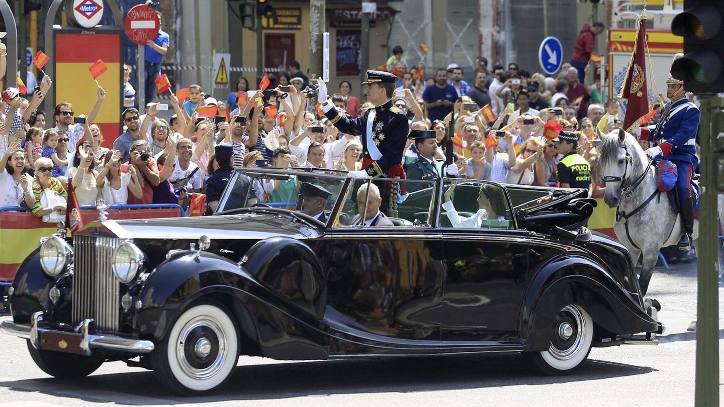 El rey Felipe VI y la reina Letizia, a su paso por la plaza de España. (EFE/Victor Lerena)