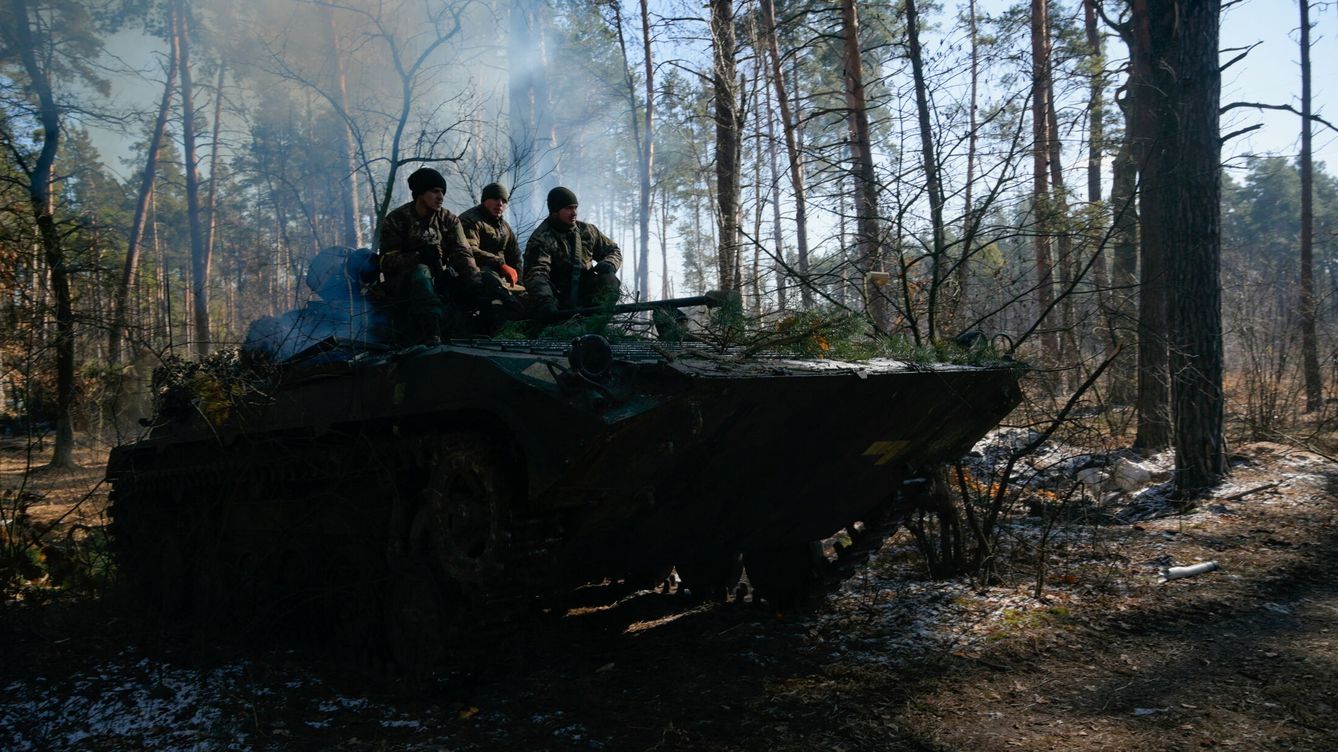 Foto: Soldados ucranianos encima de un tanque. (REUTERS/Maksim Levin)