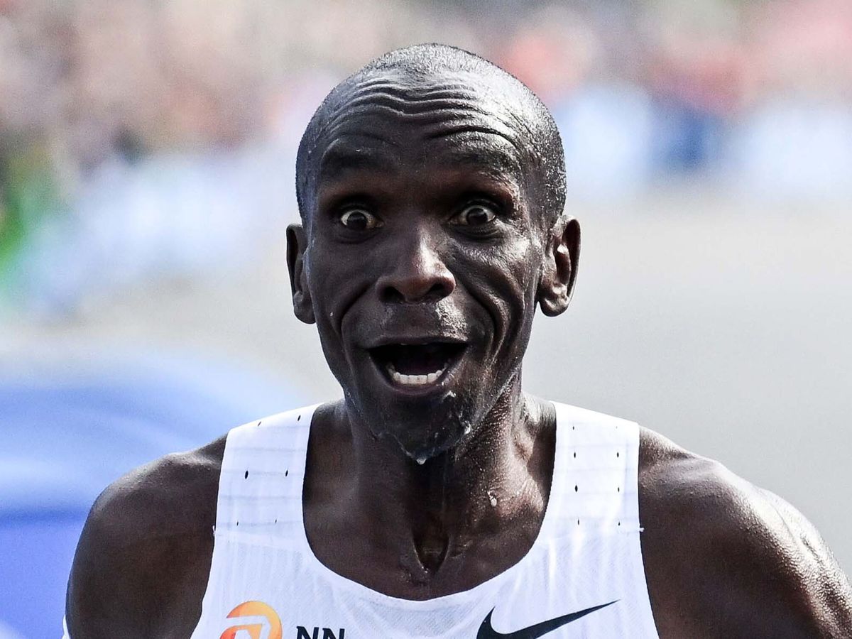 Foto: Kipchoge rompe su propio récord del mundo de maratón. (EFE/Filip Singer)