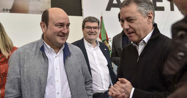 Foto: El lehendakari vasco, Iñigo Urkullu (d) conversa con el presidente del Partido Nacionalista Vasco (PNV), Andoni Ortuzar. (EFE)