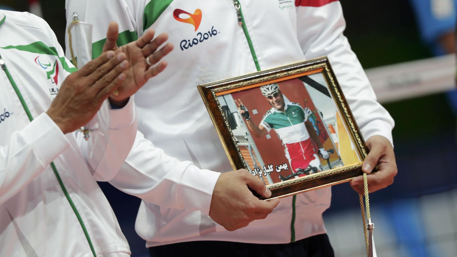 Foto: Antes de la final de voleibol hubo un recuerdo para Bahman Golbarnezhad, el ciclista iraní fallecido. (REUTERS)