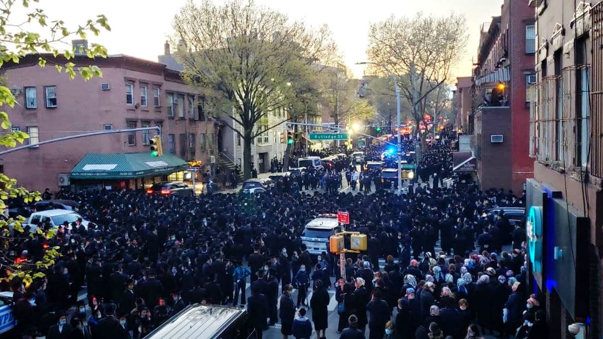 El alcalde de NY dispersa personalmente un masivo funeral de judíos ultraortodoxos