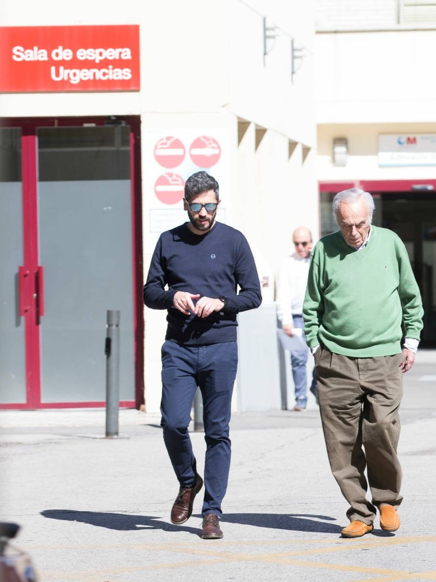 El doctor Zurita, acompañado de su hijo a la salida del hospital madrileño. (Vanitatis)
