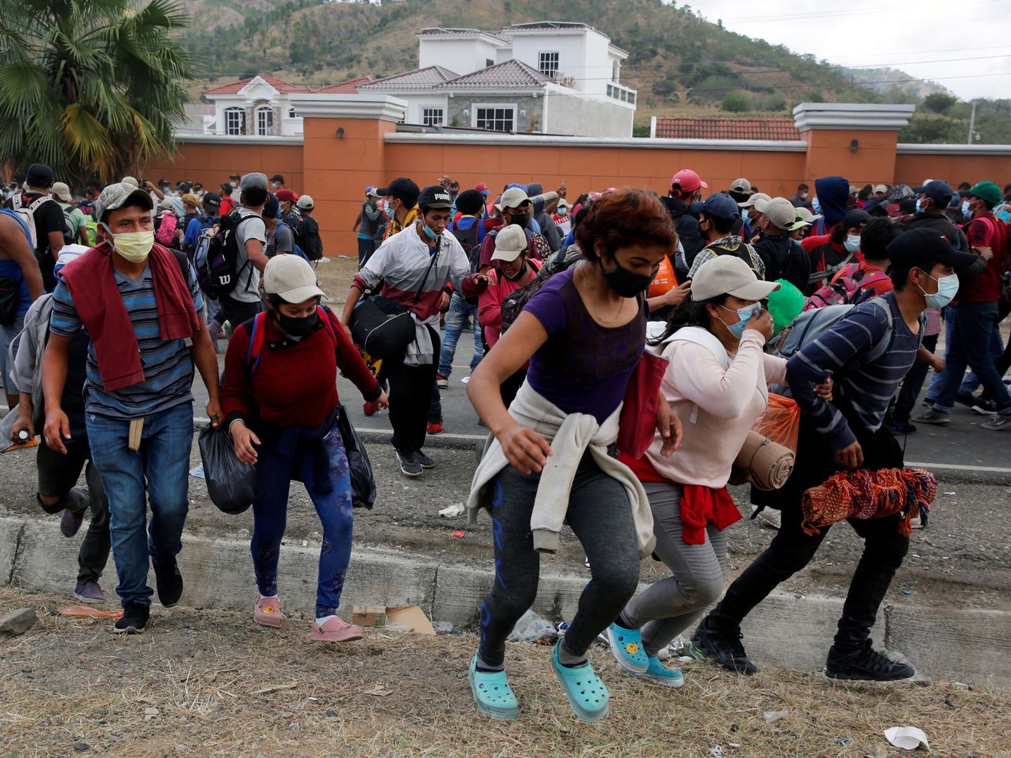 Migrantes dispersados tras los enfrentamientos con las fuerzas de seguridad en Vado Hondo. (Reuters)