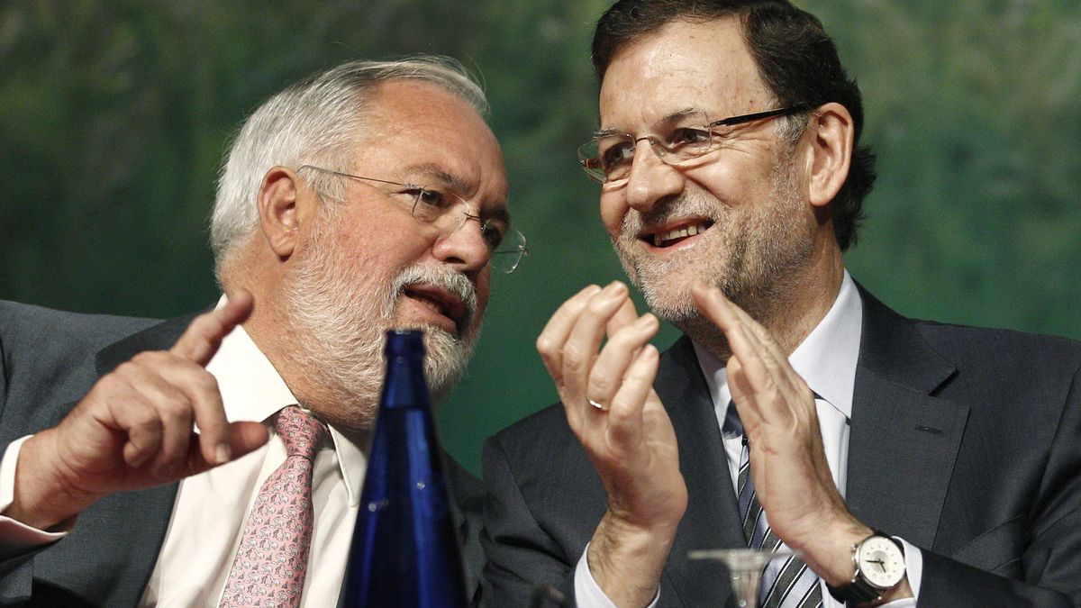 Rajoy lanza ya a Arias Cañete para intentar tapar las espantadas de Aznar y Mayor