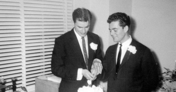 Foto: Los novios cortan la tarta de boda. (Cortesía de ONE Archives at the USC Libraries).