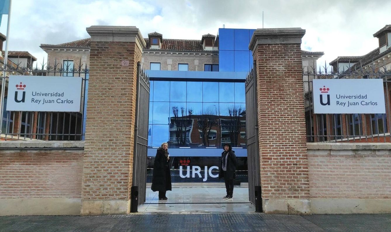 La alcaldesa y la responsable de patrimonio en la ciudad posan frente al hospital de San Carlos, hoy sede de la URJC. (L.B.)