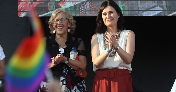 Foto: La alcaldesa de Madrid, Manuela Carmena, y la ministra de Sanidad, Carmen Montón, en la lectura del manifiesto. (EFE)