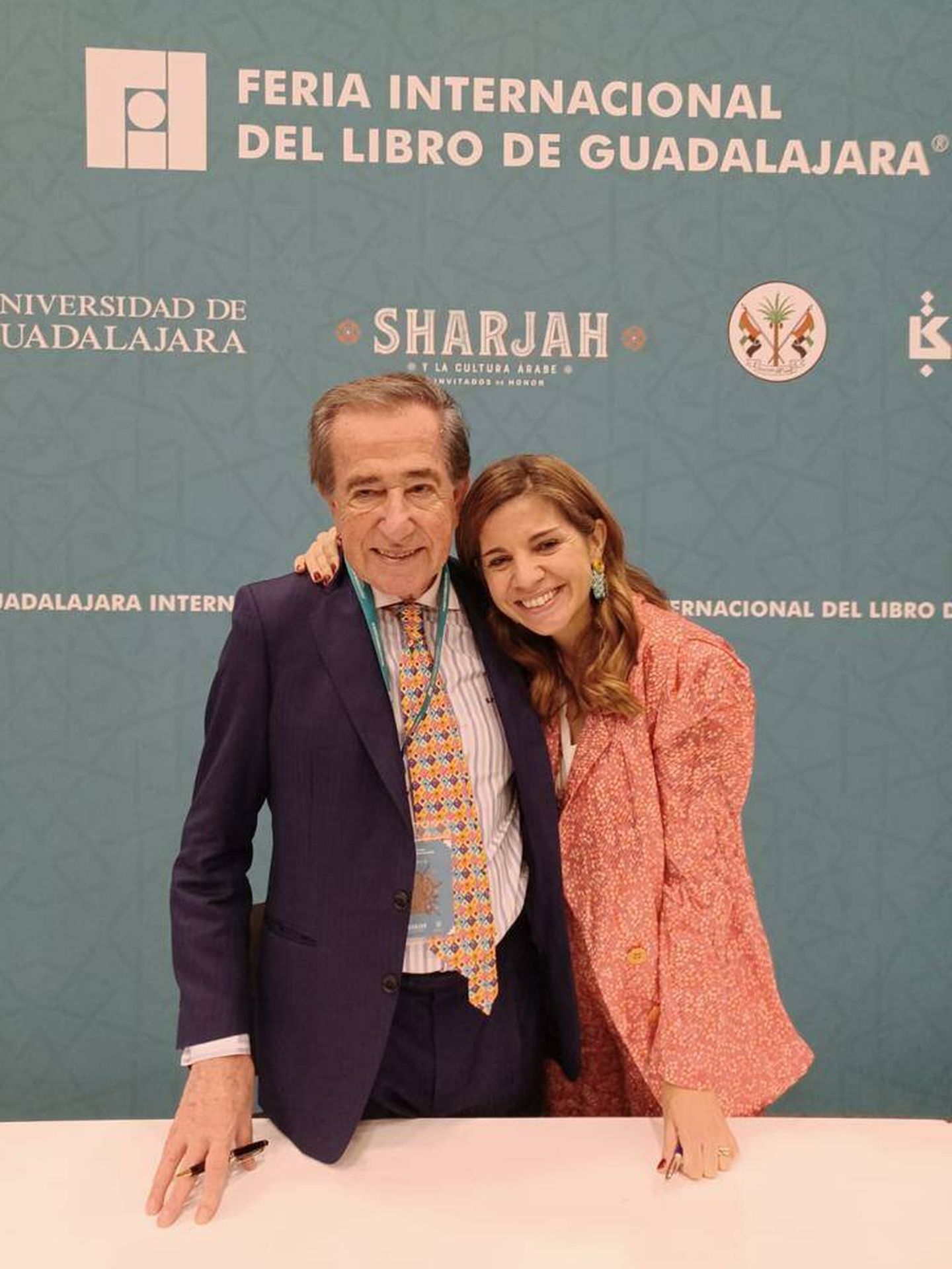 Los doctores Enrique y Marian Rojas, en la Feria Internacional del Libro de Guadalajara. (Foto cedida a El Confidencial)