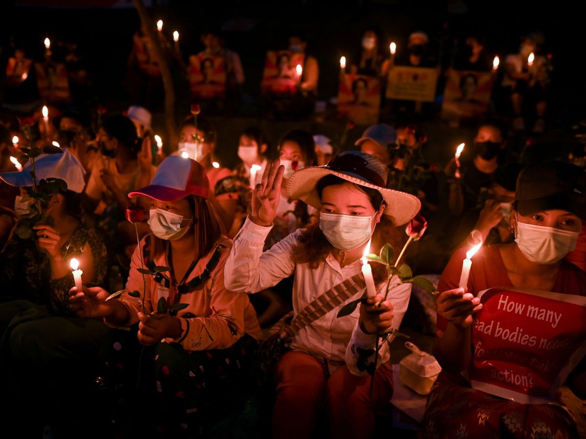 Foto: Vigilia de protesta contra el golpe militar en Yangon, Myanmar. (Reuters)