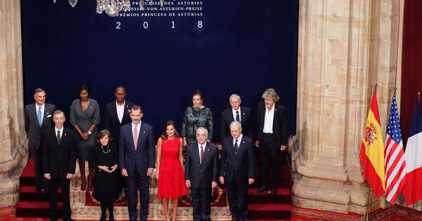 Foto: Los Reyes de España posan para la foto de familia con los galardonados con los Premios Princesa de Asturias. (EFE)