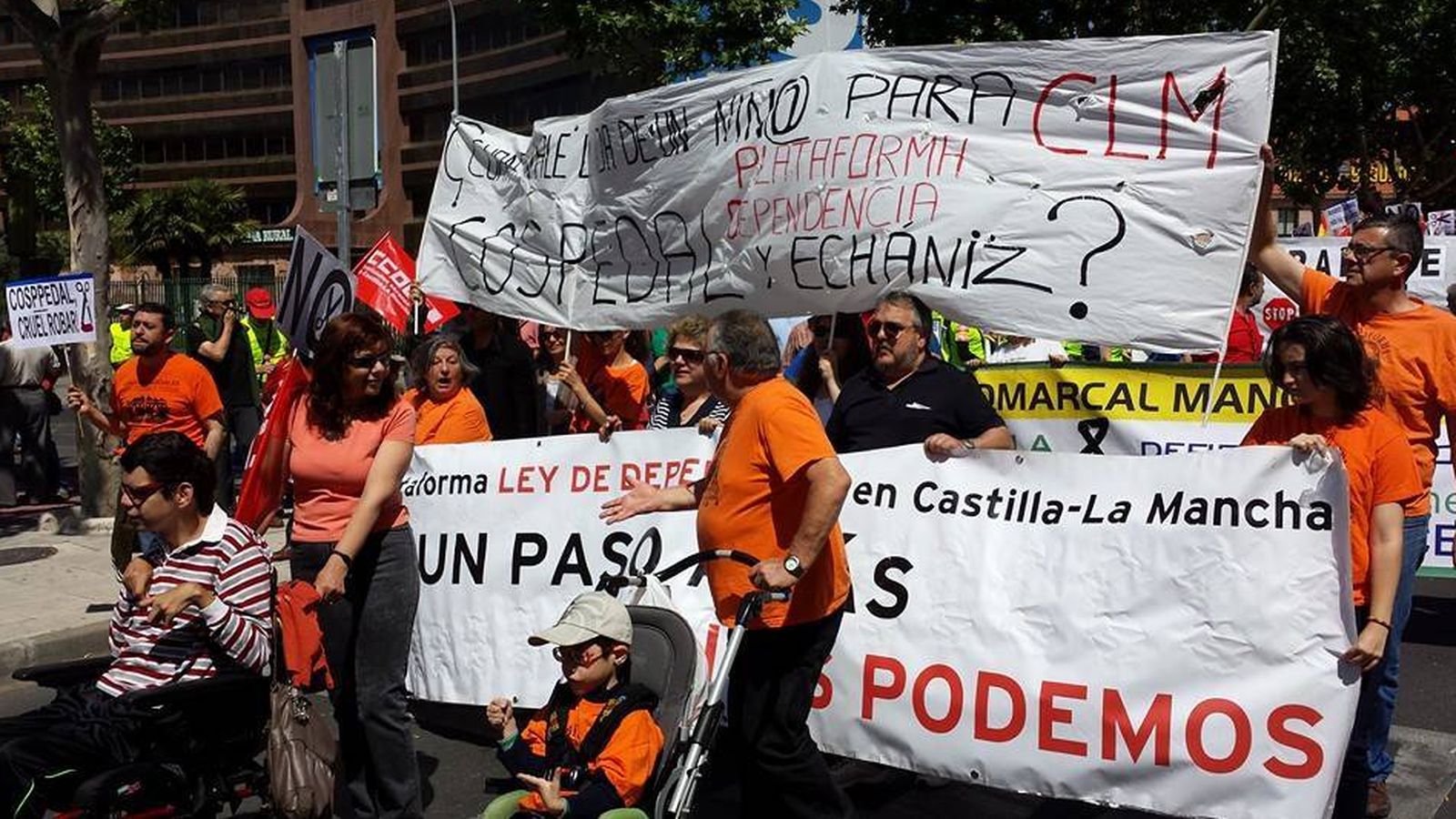 Foto: Personas dependientes de Castilla-La Mancha protestan por los recortes en las ayudas