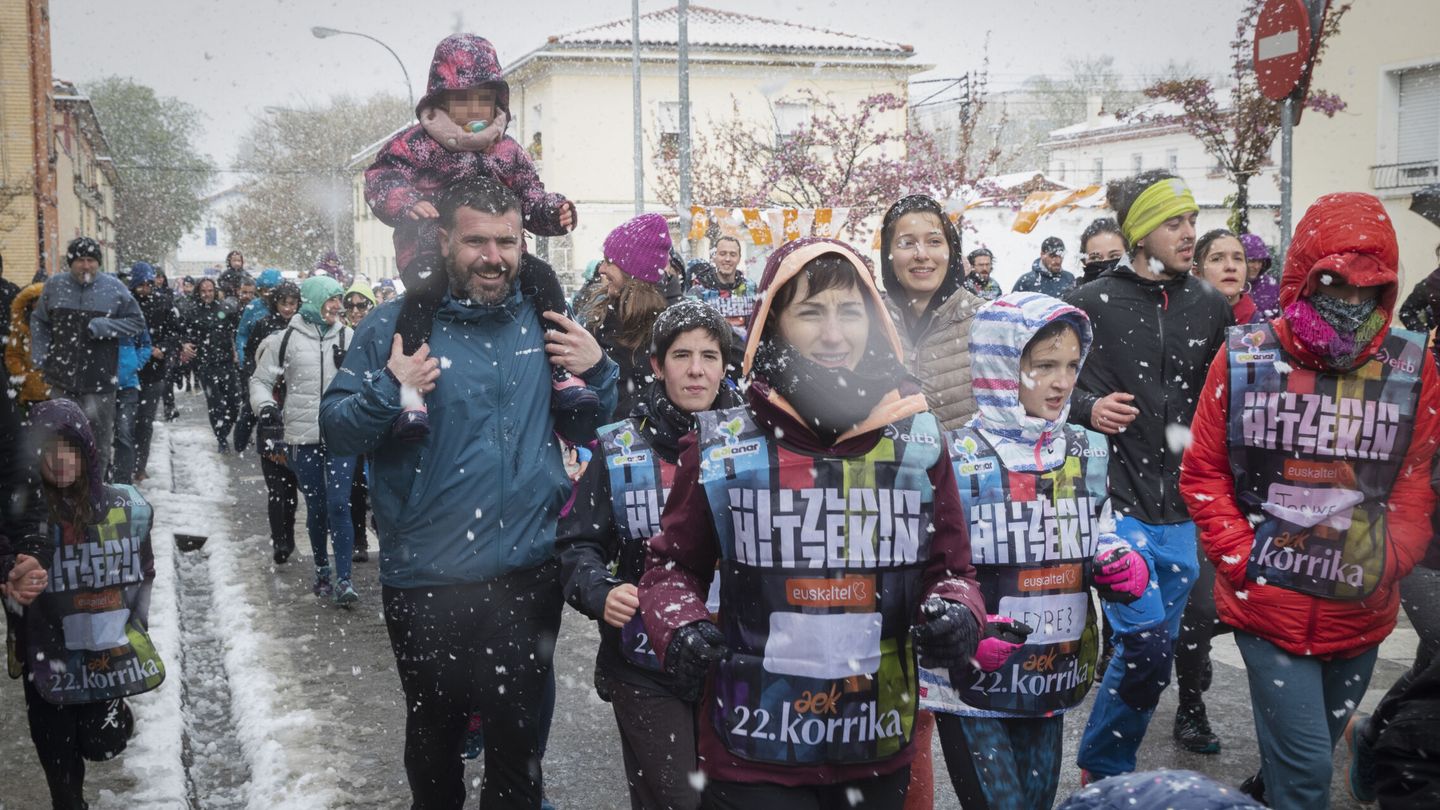Participantes en la carrera popular 'Korrika 2022' en favor del euskera, en marzo de 2022. (EFE/Villar López)