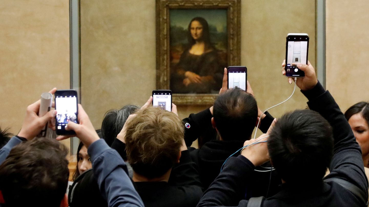 Turistas en el Louvre visitando 'La Gioconda'. (Reuters)