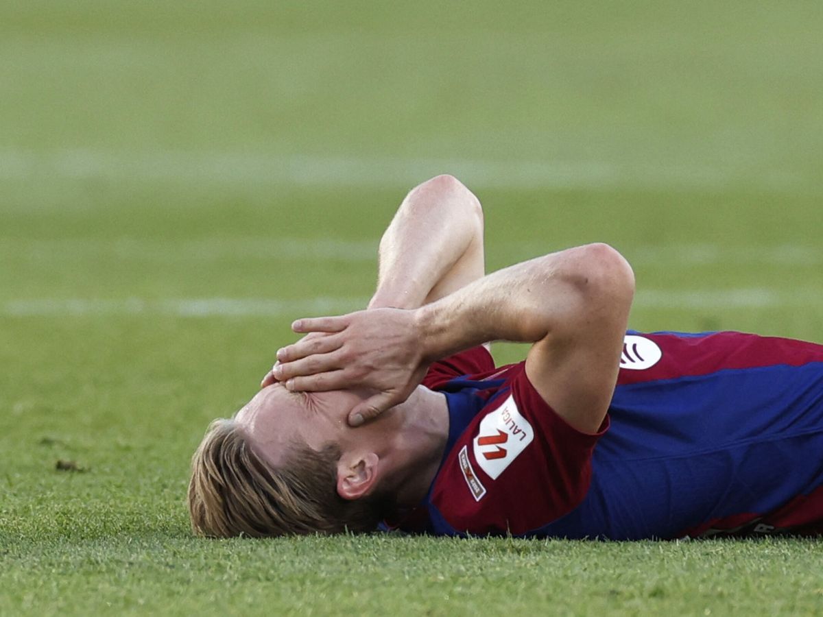 Foto: El jugador neerlandés, tras caer lesionado. (Reuters/Albert Gea)