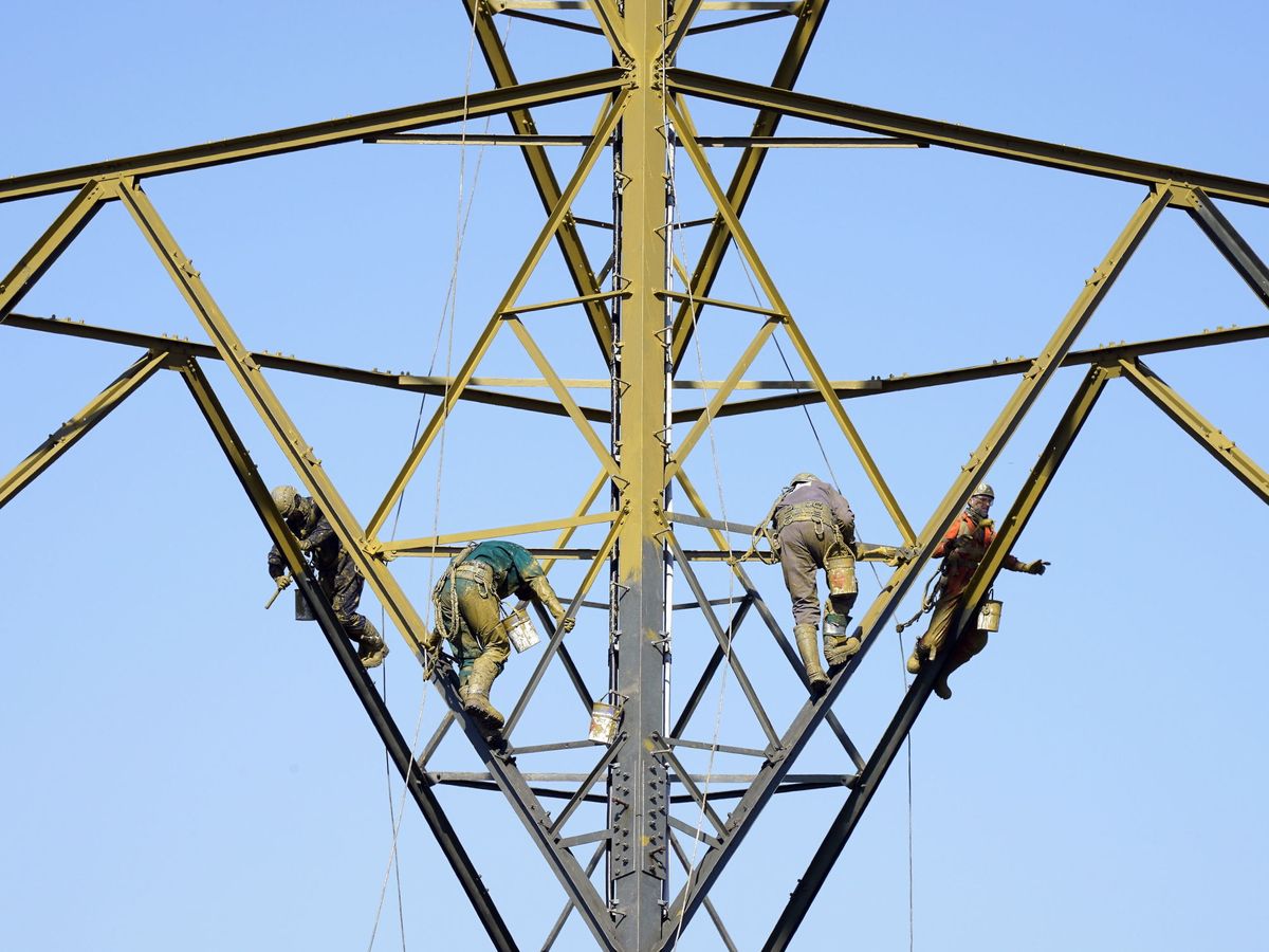 Foto: Mantenimiento de un poste de electricidad en Leicester, Reino Unido. (EFE)