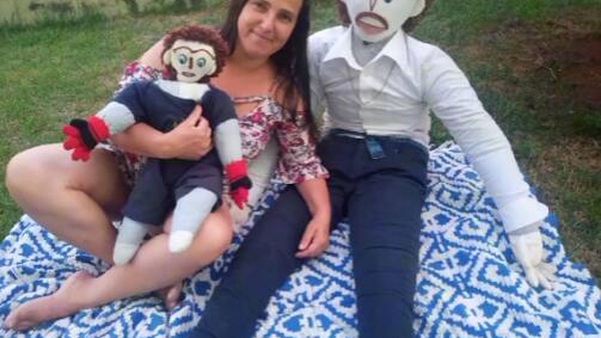 Una mujer brasileña se ha casado con un muñeco de trapo y tienen un hijo juntos