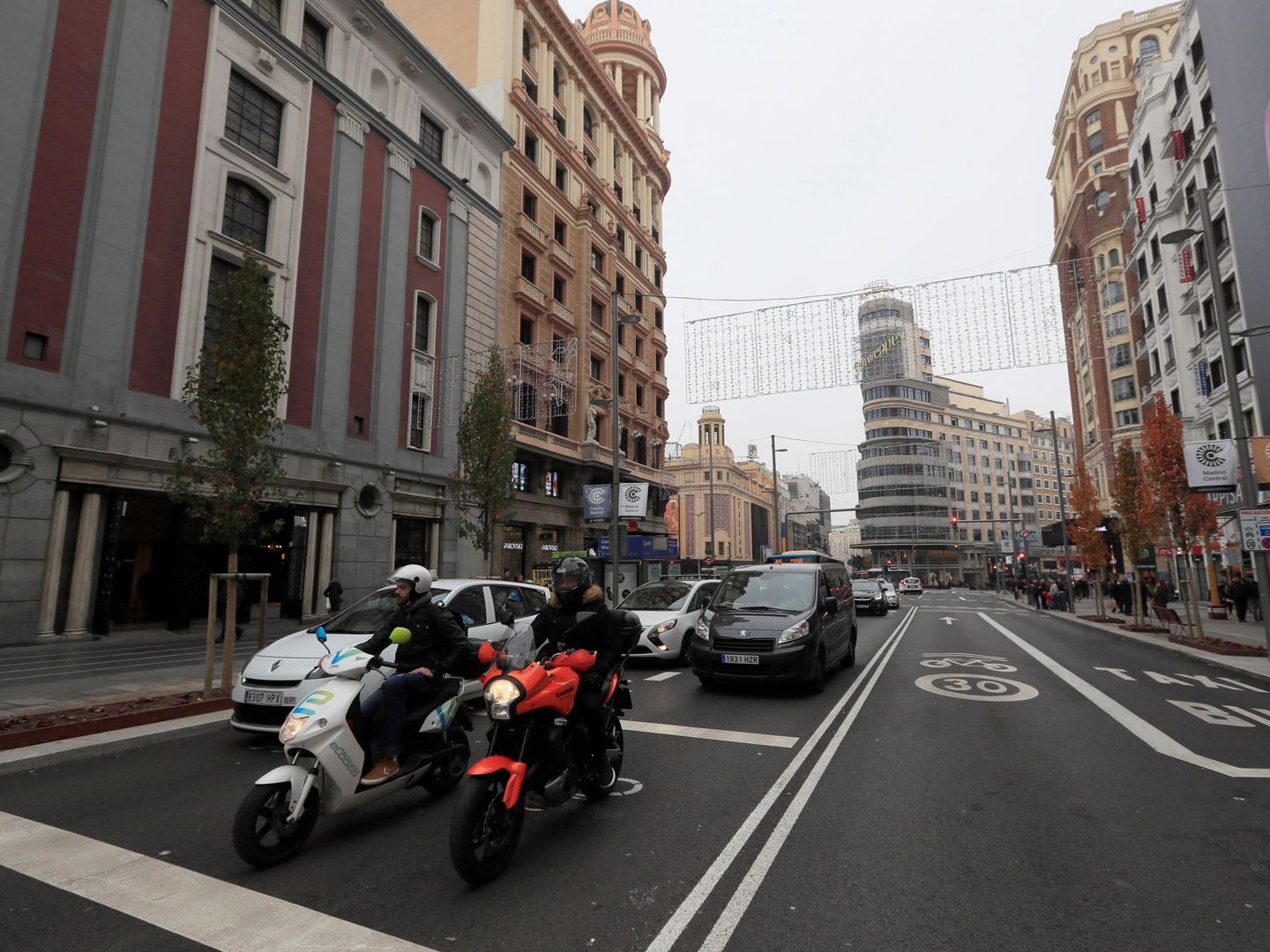 Vista del tráfico en la Gran Vía de Madrid. (EFE)