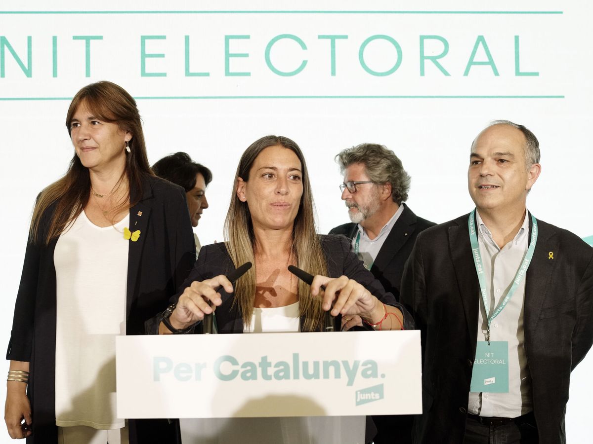 Foto: La cabeza de lista de Junts, Míriam Nogueras (c), acompañada de la presidenta del partido, Laura Borràs (i), y el secretario general, Jordi Turull. (EFE/Enric Fontcuberta)